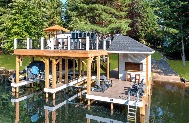 Lakefront 5BR home with deep water-SPRING SPECIAL early check-in/late check-out