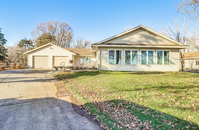 Lakefront Aitkin Home w/Sunroom: Walk to Beach!