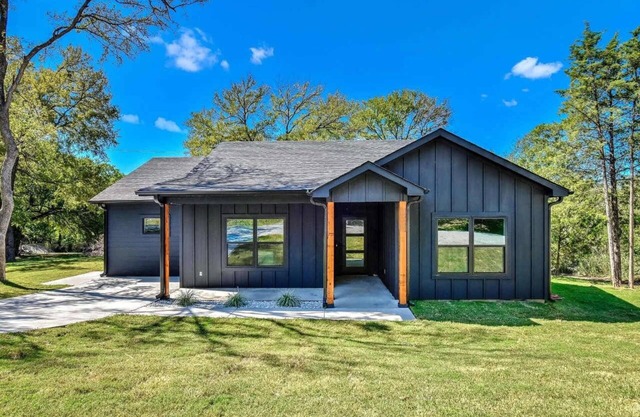 Lakefront Bliss: 3BR Home Near Marina & Beaches