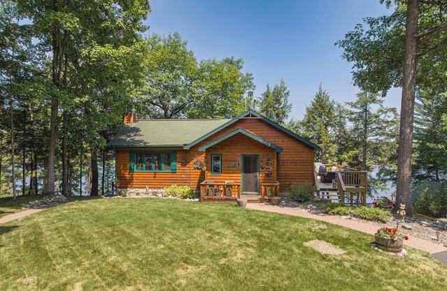 Lakefront Cabin Resort – 11 Bedrooms, 4 Cabins, Sleeps 25 – Lake Tomahawk, WI