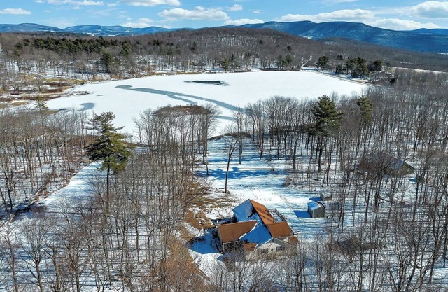 Lakefront Chalet w/game room 25 min. from skiing & snow tubing. Pet-friendly!