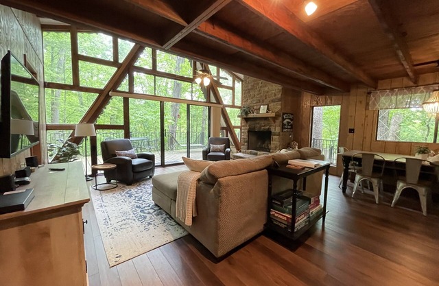 Lakefront Chalet; Hot Tub, Dock, Firepit, Boat, Kayaks, Beach, POOL, and WIFI!