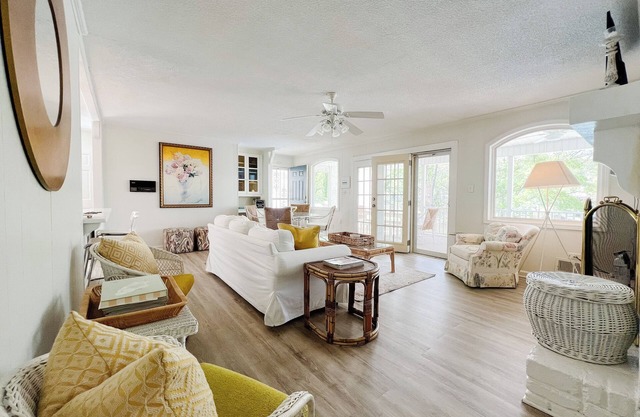 Lakefront Cottage with heated pool