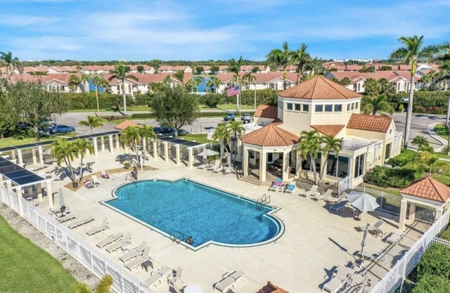 Lakefront condo in North Naples with a pool, 5 mins from Vanderbilt Beach