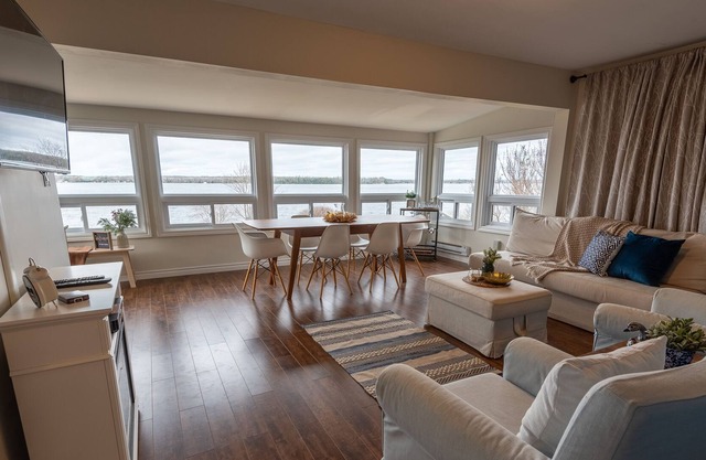 Lakefront Cottage With Hot Tub!!