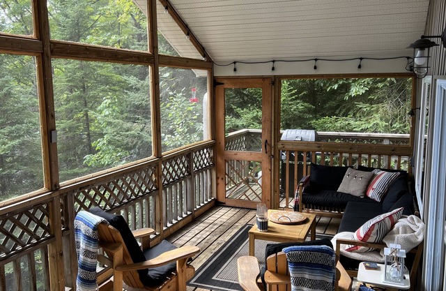 Lakefront cottage with hot tub and amazing porch, 4 season in Haliburton