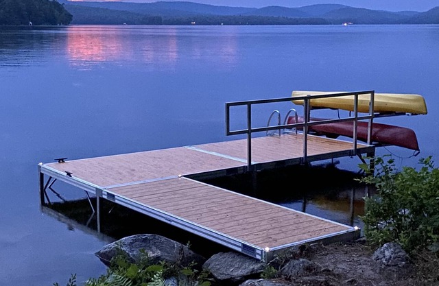 Lakefront Cottage with Sandy Beach across from Belgrade Golf Course.