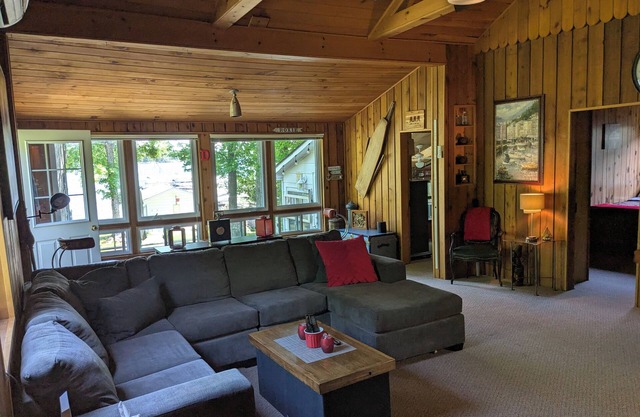 Lakefront cottagenTrue cottage charm.wide open lake views
