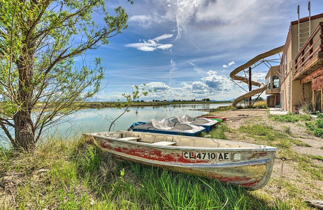 Lakefront Country Home w/Waterslide & Trampoline!