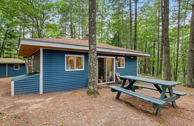 Lakefront, Dog-Friendly Cabin with Lake View, Central AC, Dock, Deck, Free WiFi