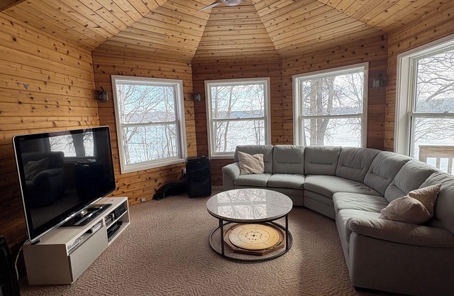 Lakefront drive up cottage, private dock and hot-tub room