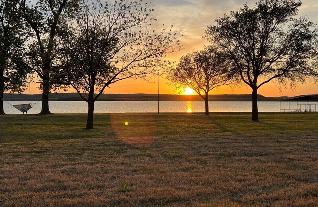 Lakefront escape with Breathtaking Sunsets! Dock Access, 5 min from Rocker B