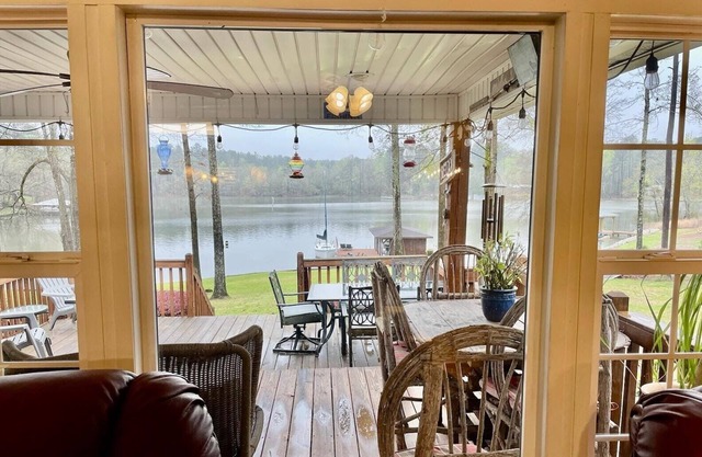 Lakefront Escape with Excellent Fishing
