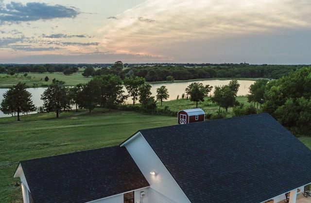 Lakefront Farmhouse just minutes from Magnolia Silos, Downtown, Shopping &Baylor