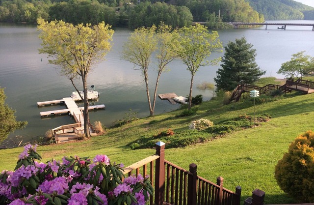Lakefront Fun for All Seasons - Hot Tub, Firepit & Sleeps 21. Near Creeper Trail
