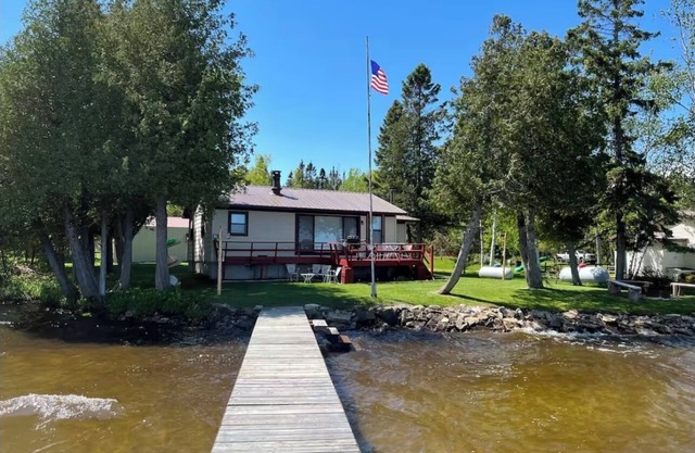 Lakefront getaway on Indian Lake with private dock