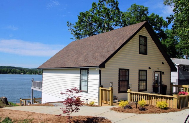 Lakefront Getaway | Sleeps 8+ | Private Pier & Hot Tub