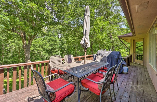 Lakefront Getaway w/Private Dock & Kayaks!