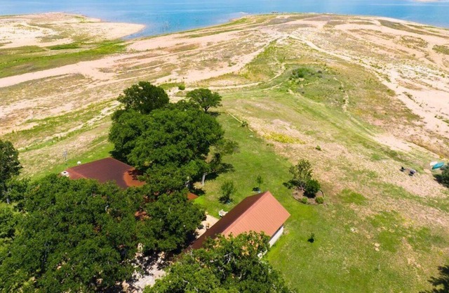 Lakefront Guesthouse W/Beach Entry | Kayaks + Yard Games | Relax & Unwind