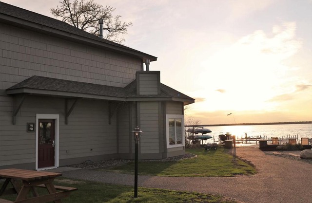 Lakefront Gull Lake 2BR Condo Boat Rentals Available Bay Colony 773