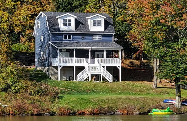 Lakefront home. Close to elk mountain ski. Swim tube boat fish. summer fun!