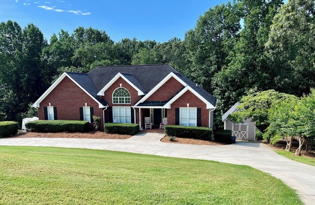 Lakefront Home/Large Dock/Swim Friendly Cove/Minutes to downtown Gainesville!