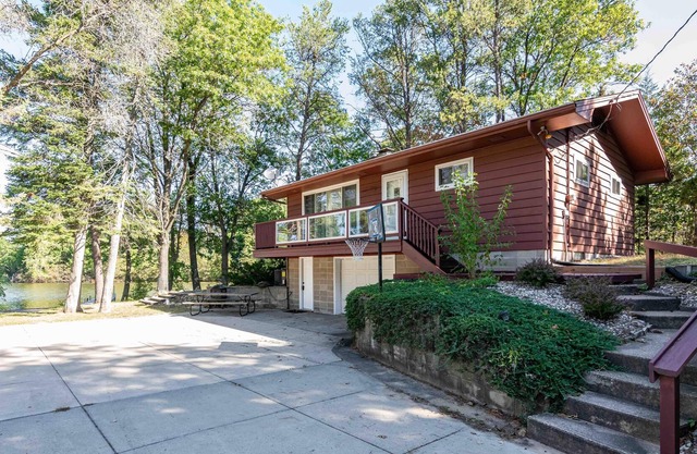Lakefront home on a harbor of Castle Rock Lake