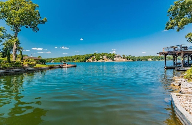 Lakefront Home, sleeps 15, private dock, close to marina