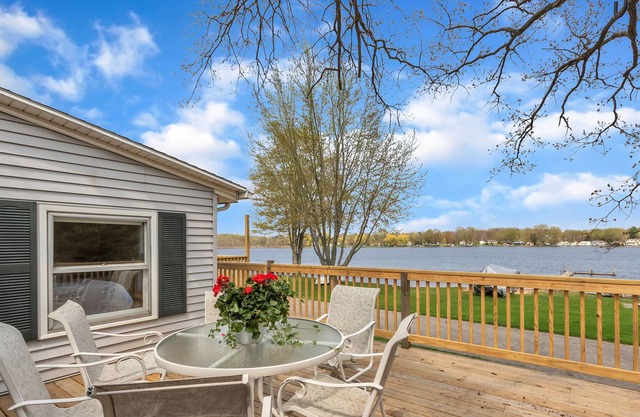 Lakefront Home sleeps 10 on small quiet lake