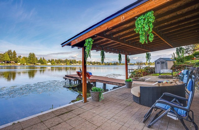 Lakefront Home w/Fire Pit, Dock in Kent!