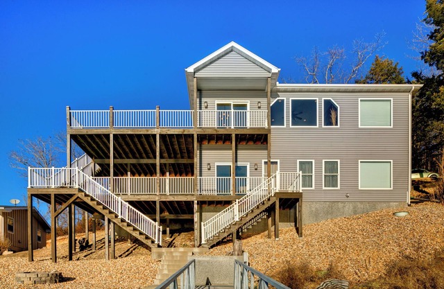Lakefront Home With Awesome View On 44 MM (stay 6 nights & get 7th night free!)