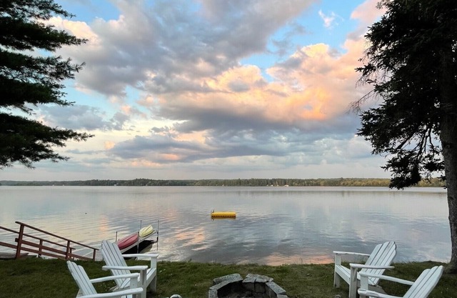* Lakefront Home With All The Ammenities For A Relaxing Getaway!*