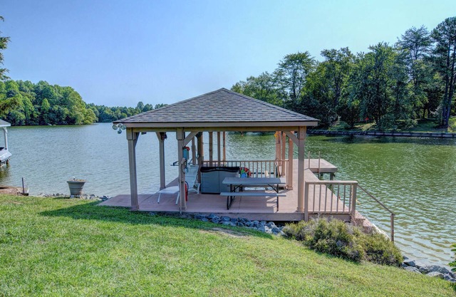 Lakefront home with Fiber Wifi, dock, private swim area & water toys - dog OK