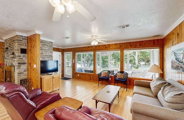 Lakefront home with ping-pong & private dock - kayak available for use
