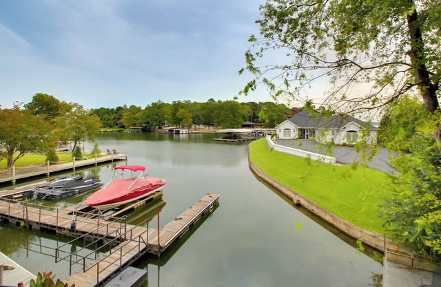 Lakefront Hot Springs Condo w/Private Boat Slip!