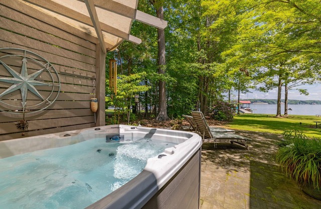 Lakefront, Hot Tub, Dock, Pool Table, Pet Friendly