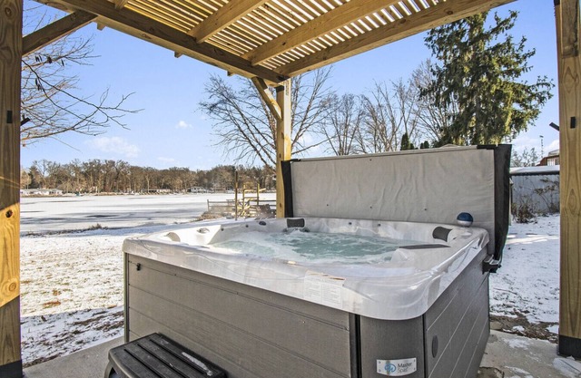 Lakefront, Hot Tub, Game Room Sapphire Shores