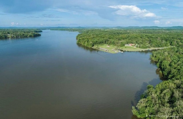 Lakefront House w Dock on large lake in Rocky Fork State Park