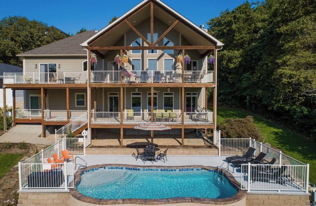 Lakefront House w/Pool, Boat Dock & views of Old Kinderhook Golf Course