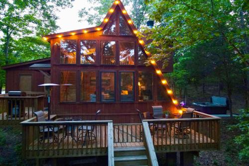 Lakefront Innsbrook Chalet Hot Tub and Fire Pit!