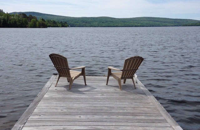 Lakefront: Large One-Bedroom Apartment. Summers only.