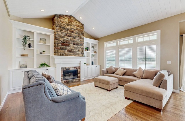 Lakefront living, steps to the water, fishing and kayaks, walk to outlet shops