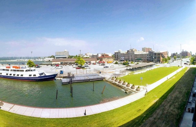 Lakefront Loft w/City Views and Nearby Amenities for the whole Family!