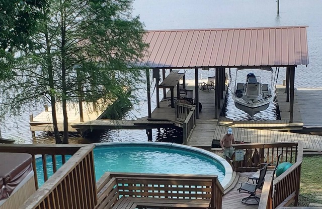 Lakefront log cabin on Lake D'Arbonne sleeps 10