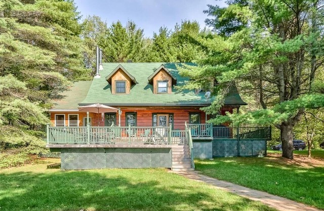 Lakefront Log Home Getaway – Pristine Lake. Perfect for Families & Reunions