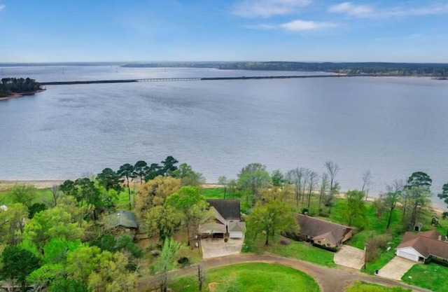 Lakefront Luxury for the Whole Crew