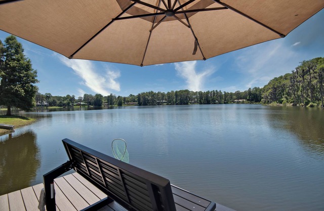 Lakefront Odessa/Tampa! Treehouse, Dock, Canoes, Fishing, Jacuzzi on site!