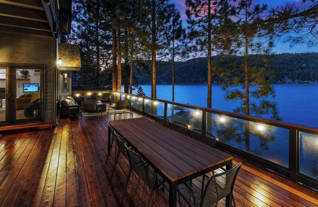 Lakefront On Waterview: Only 38 Steps to the Lake! Newly Remodeled! Stunning Views! Chef's Kitchen! Indoor hot tub and Sauna!