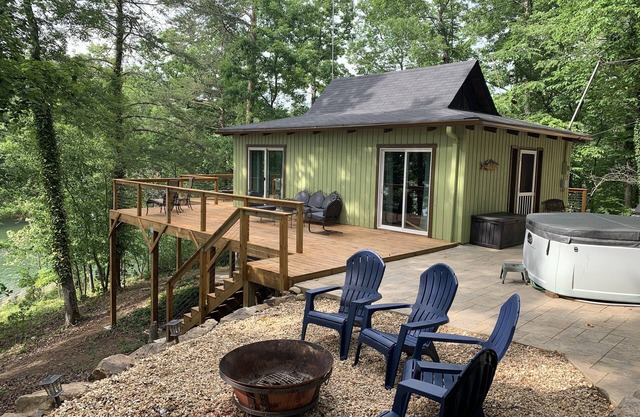 Lakefront Pet friendly with Hot Tub & Private Dock