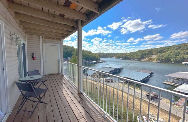 Lakefront Pet Friendly Condo/Sleeps 10/Pool/Grill/Near Bars/Restaurants